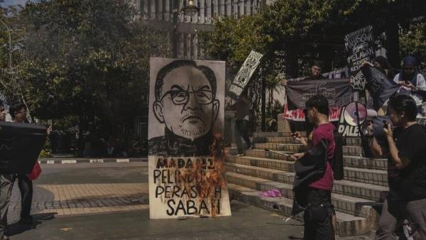 "极端、不敬"：沙巴学生活动人士因总理安瓦尔漫画面临警方调查