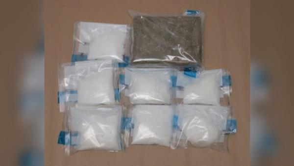 在兀兰检查站从摩托车上查获约1公斤大麻和冰毒