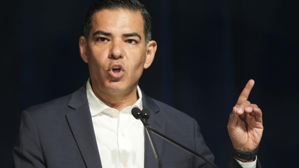 众议员罗伯特·加西亚当选监督委员会民主党领袖，为党内反对派开辟新道路