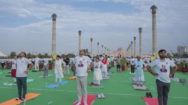 印度人通过伸展、呼吸和平衡练习庆祝国际瑜伽日