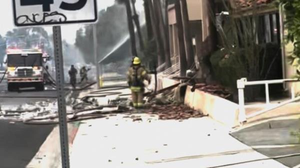 警方和消防人员对加利福尼亚州棕榈泉市发生的爆炸事件作出响应