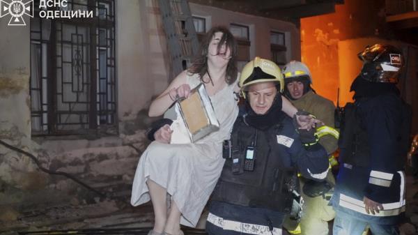 俄罗斯无人机夜间袭击乌克兰两座城市 造成至少1人死亡