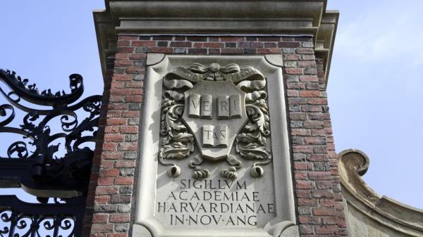 特朗普政府着手削减哈佛大学 1 亿美元的联邦合同