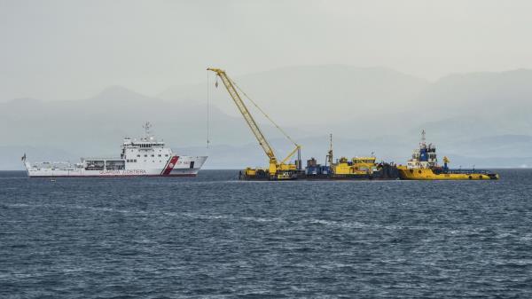 英国超级游艇"贝叶斯号"自8月沉没后首次浮出水面 即将进行打捞