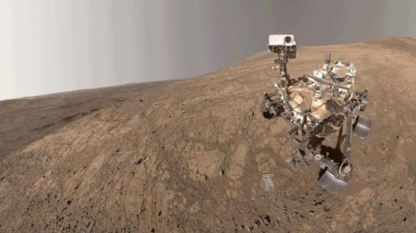美国国家航空航天局（NASA）的“毅力号”火星车在火星尘卷风经过时自拍了一张照片