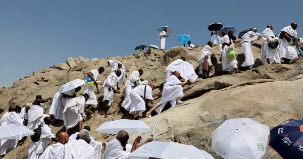 朝觐者聚集在阿拉法特山迎接最神圣的朝觐日