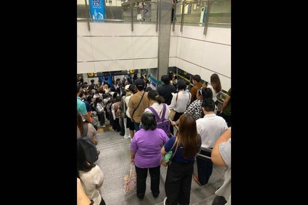 地铁故障导致通勤者在高峰时间滞留
