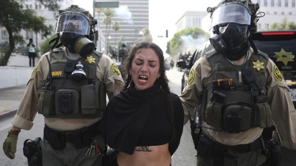 关于移民打击行动中抗议者和ICE特工佩戴口罩的争议需要了解的内容