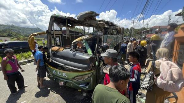 印尼警方称，一辆巴士因刹车失灵而发生撞车事故，造成至少12人死亡