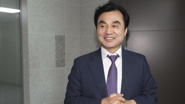 李总统任命韩国64年来首位文职国防部长
